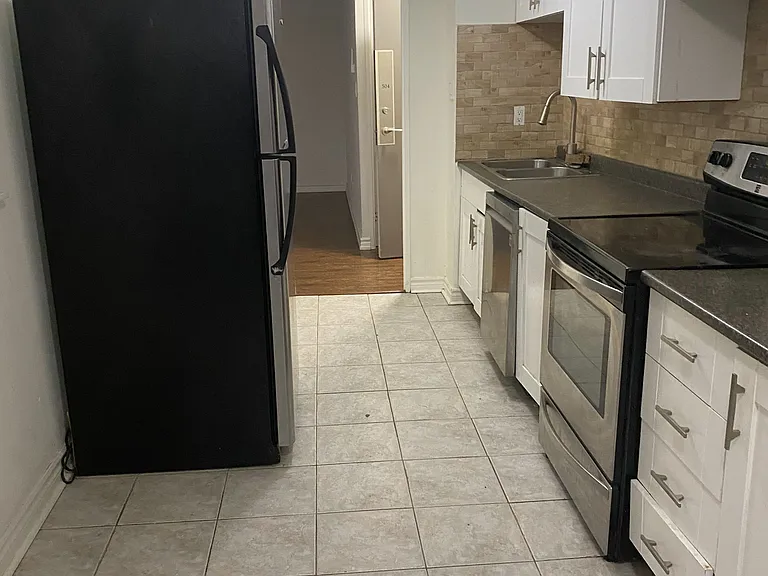 80 Inverlochy Blvd #504 — Photo 4