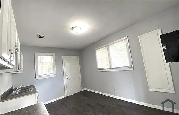 3 bed, 900 sqft, $1,200 — Photo 3