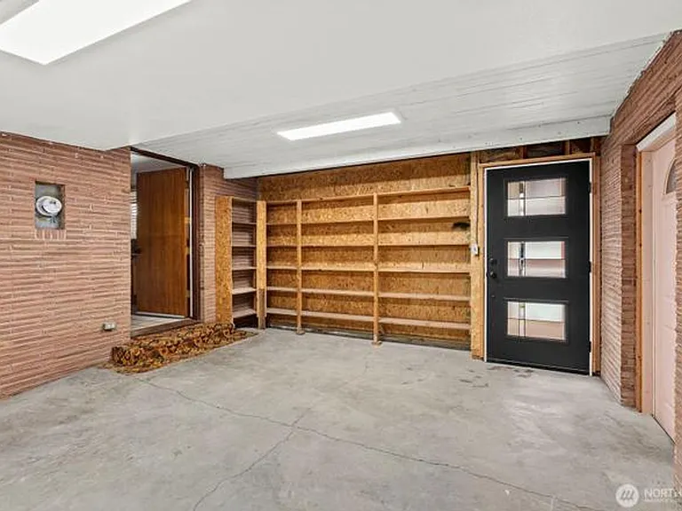 501 N Oak St — Photo 23