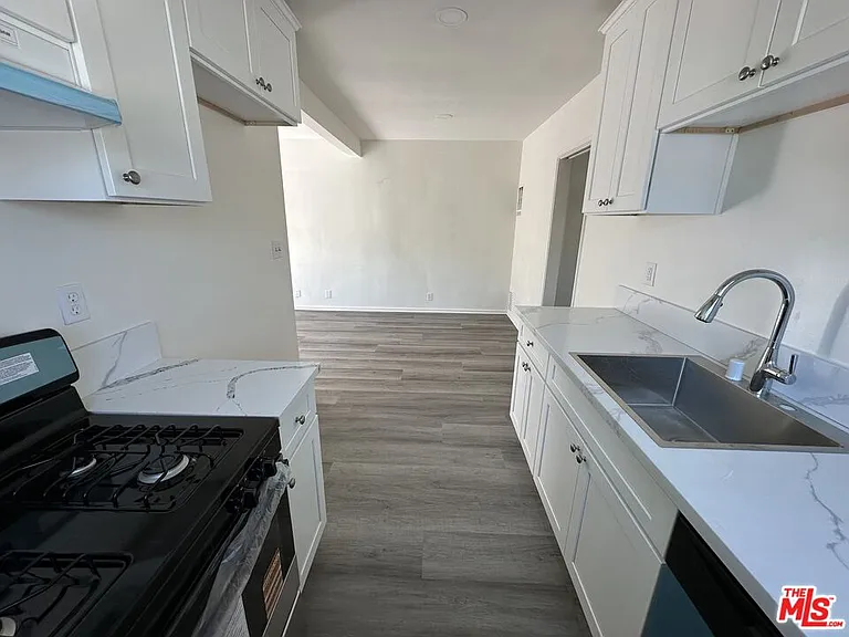 342 1/2 S Serrano Ave — Photo 6