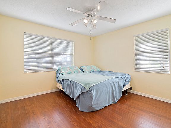 5th image of 601 SE Essex Dr