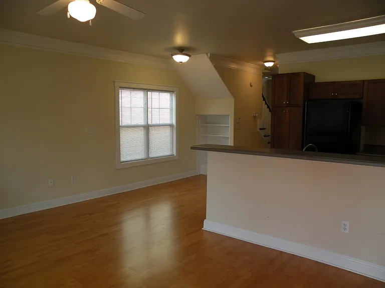 252 Ruth Dr — Photo 2