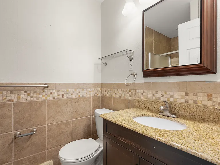 1630 Benson St #1 — Photo 15