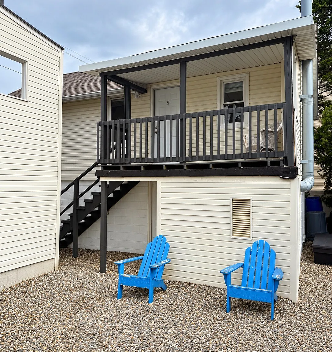 Units 4 & 5 - Unit 4 is the lower level.