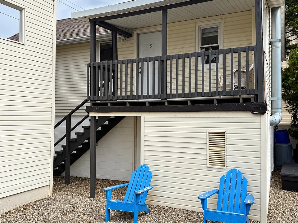 Units 4 & 5 - Unit 4 is the lower level.