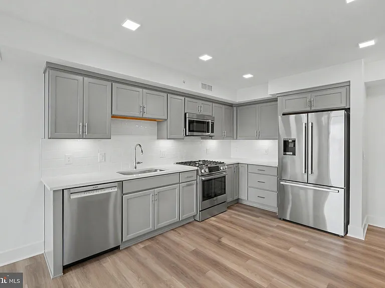 701 N Henry St #502 — Photo 29