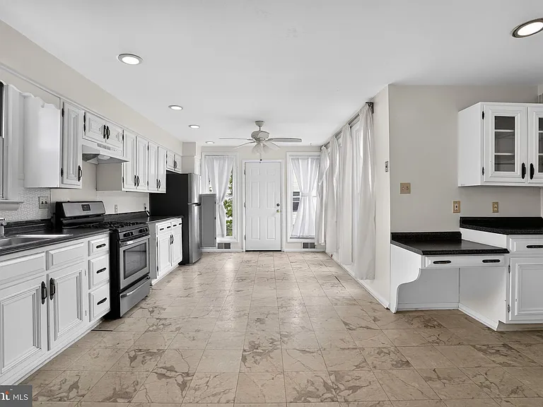 1327 S Queen St — Photo 4