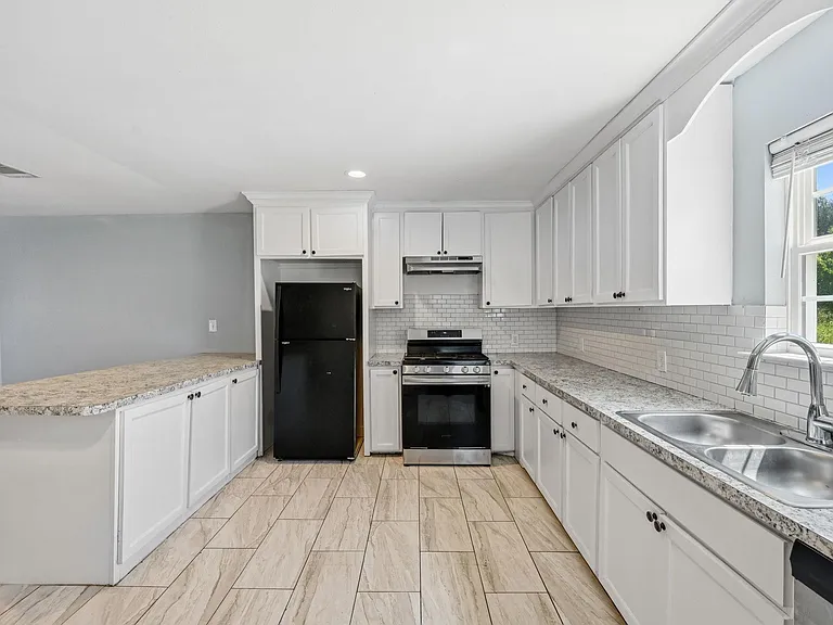 5800 Los Angeles St — Photo 3