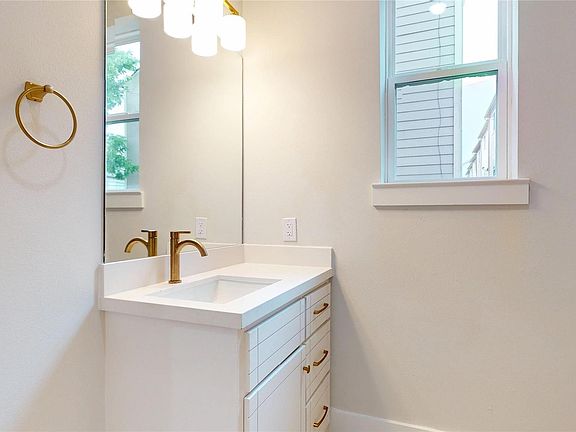4th image of 2611 Sherwin St