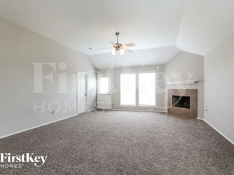 1419 Rosebay Rd — Photo 3