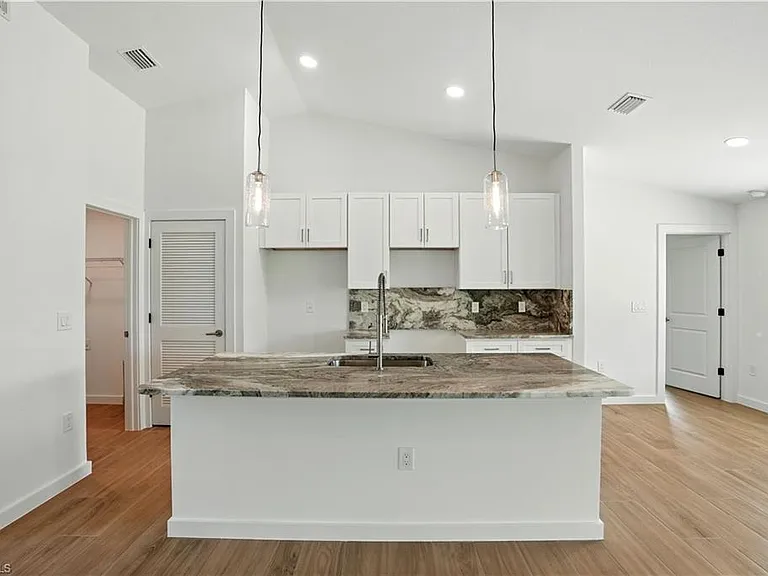 2607 38th St SW — Photo 5