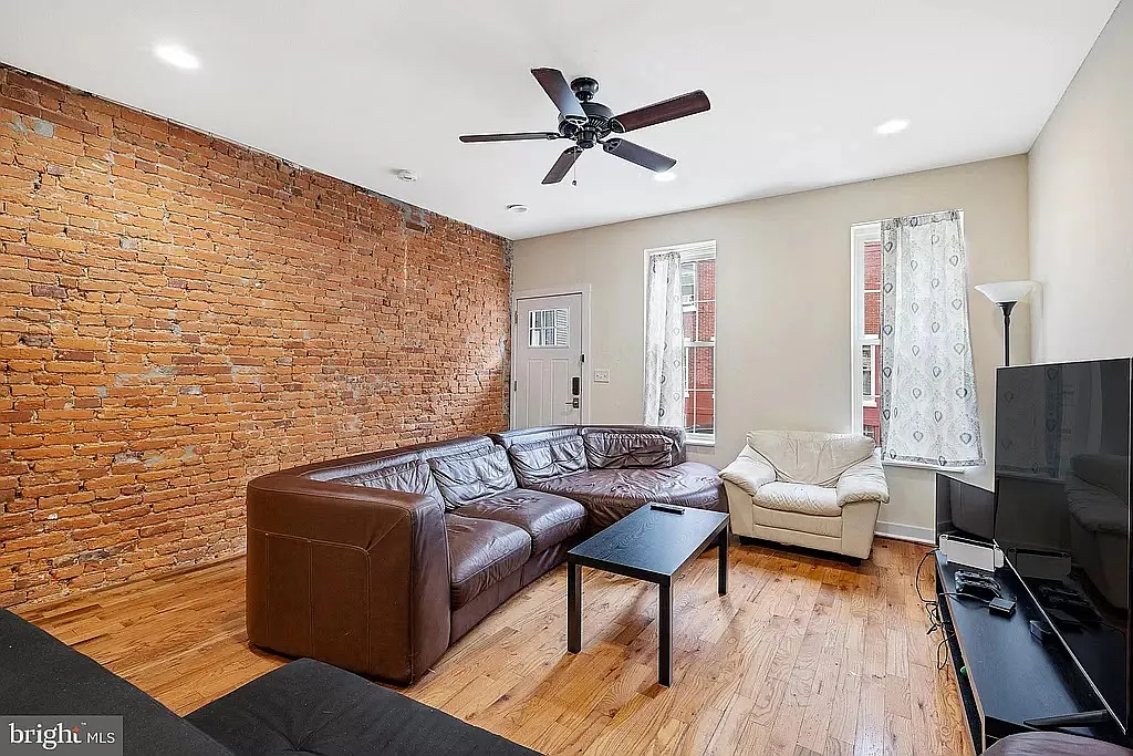 5 bed, 4.5 bath, 2200 sqft, $550 — Photo 2