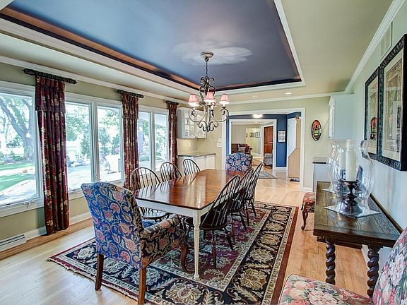 3rd image of 442 Lac La Belle Dr