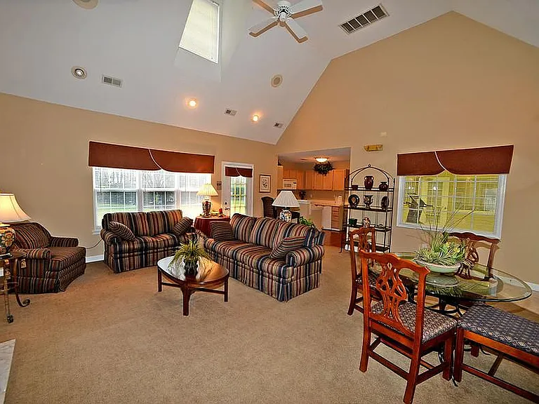 Taylor Pointe Apartments — Photo 38