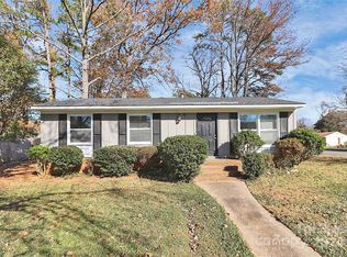 725 Lightspun Ln, Charlotte, NC 28216