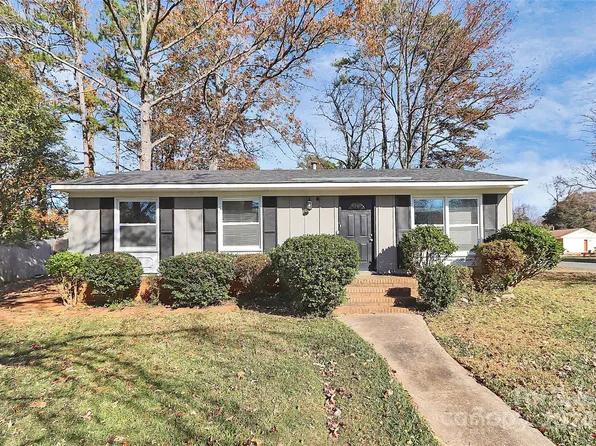 725 Lightspun Ln, Charlotte, NC 28216