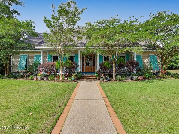 129 Lakewood Dr, Waveland, MS 39576