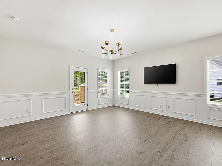 105 Village Dr — Photo 22