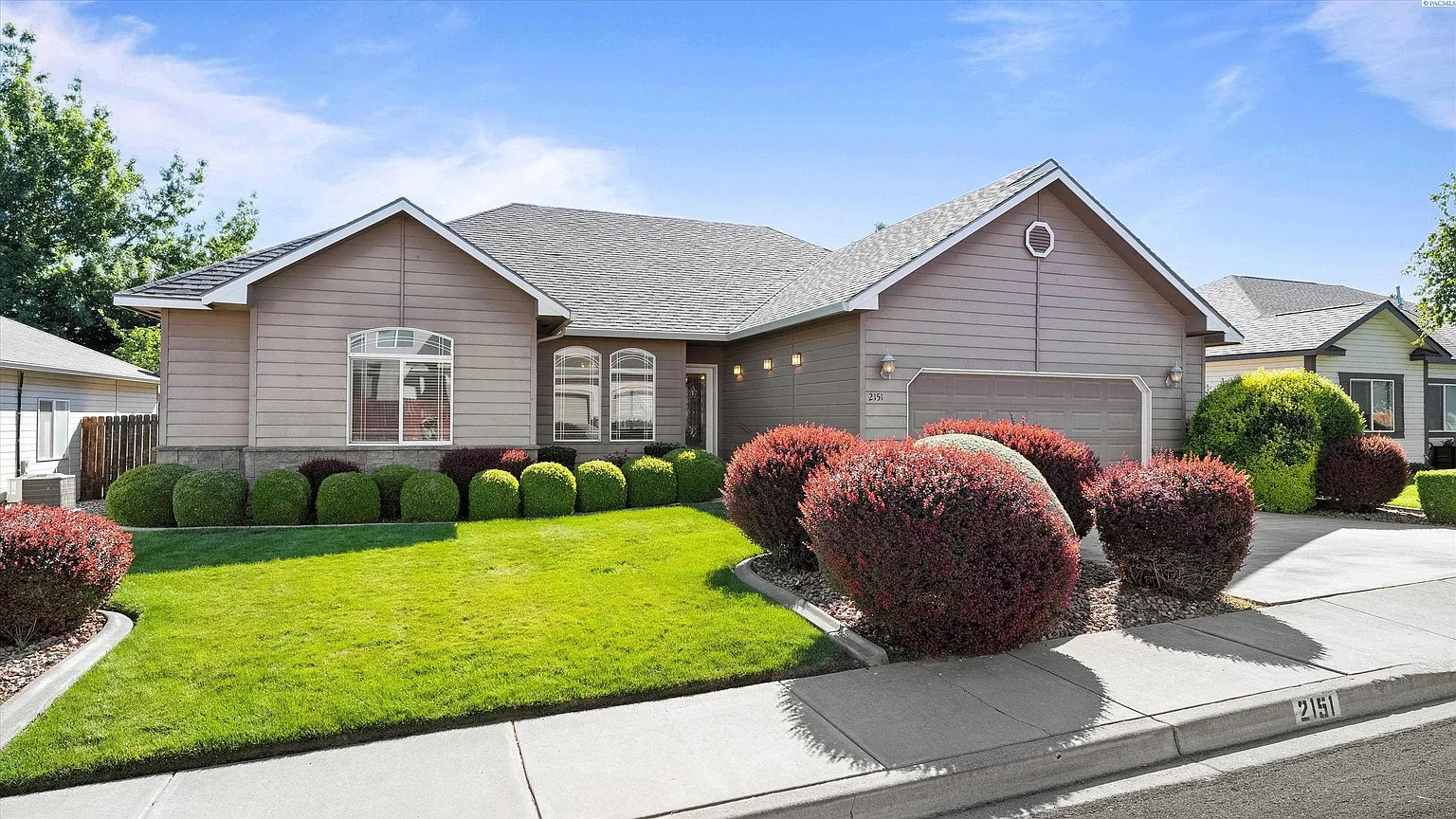 2151 Newhaven Loop photo 1