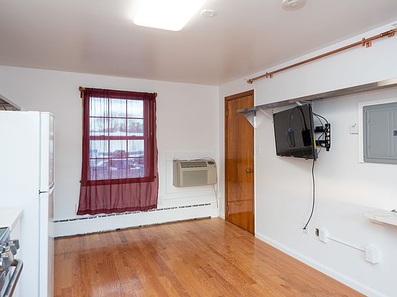4th image of 120 County Rd #16