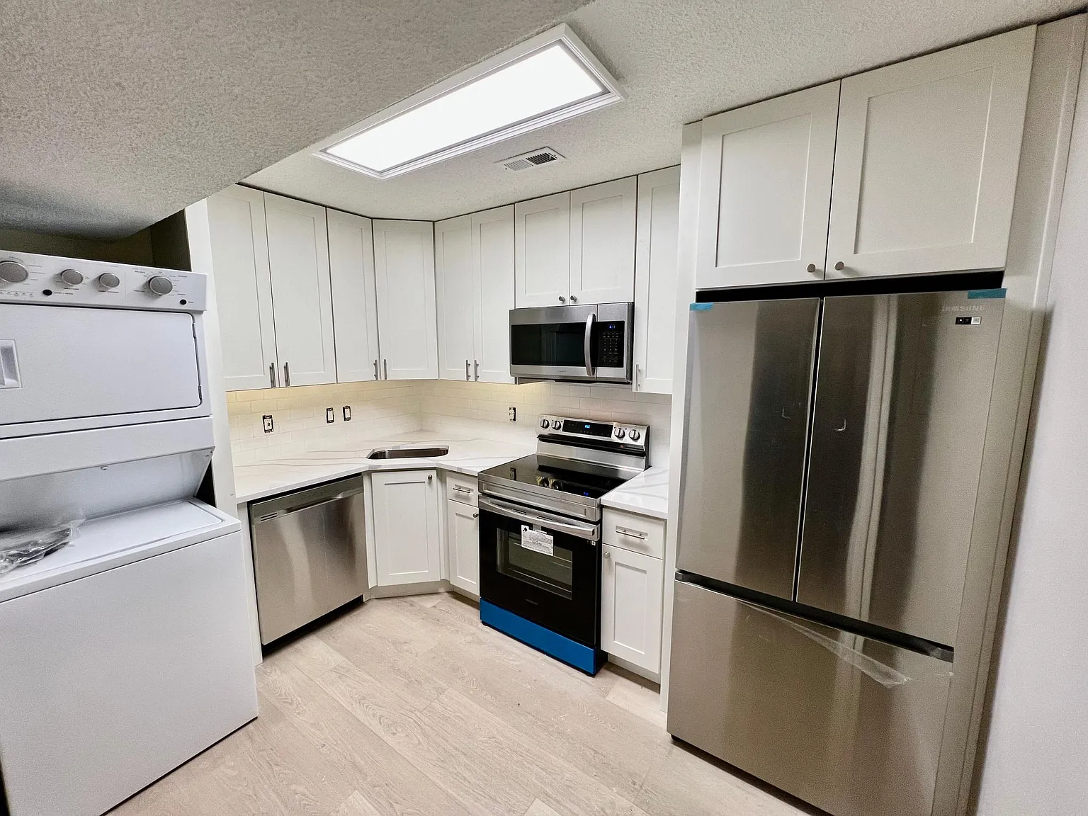 2 bed, 956 sqft, $2,095 — Photo 2