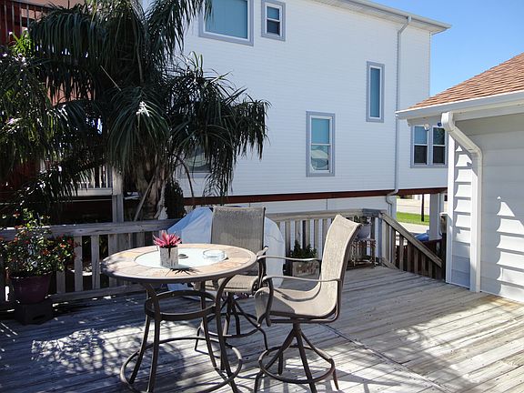 4th image of 261 Barracuda St