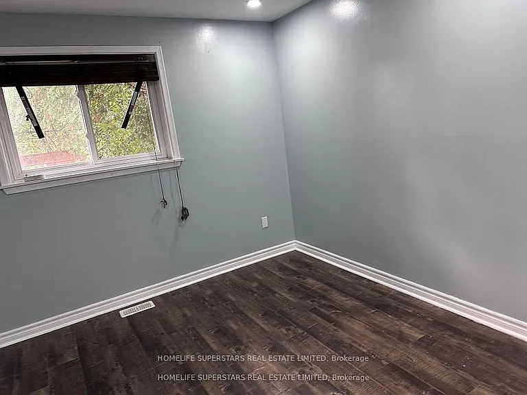 10 Aloma Cres — Photo 17