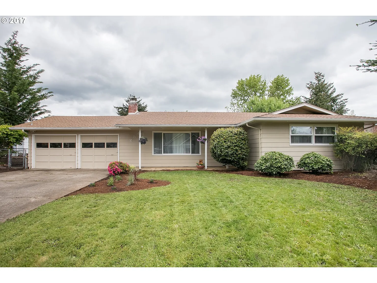 254 NW Douglas St photo 1