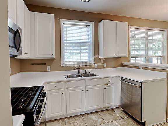 4th image of 35 Greens Ct