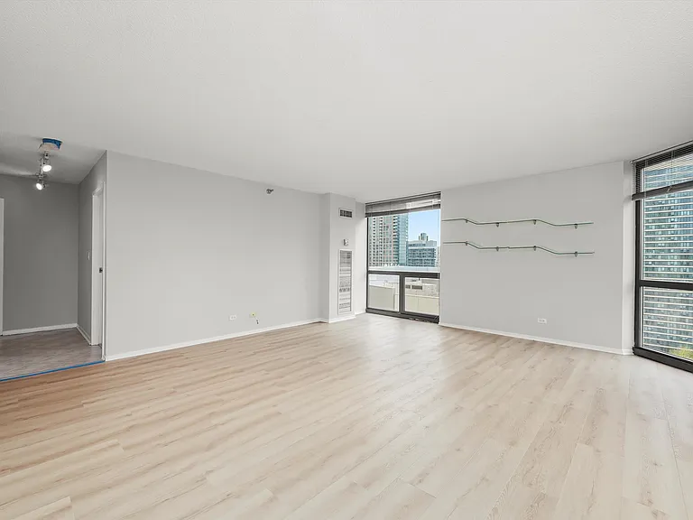 70 W Huron St #21B — Photo 16