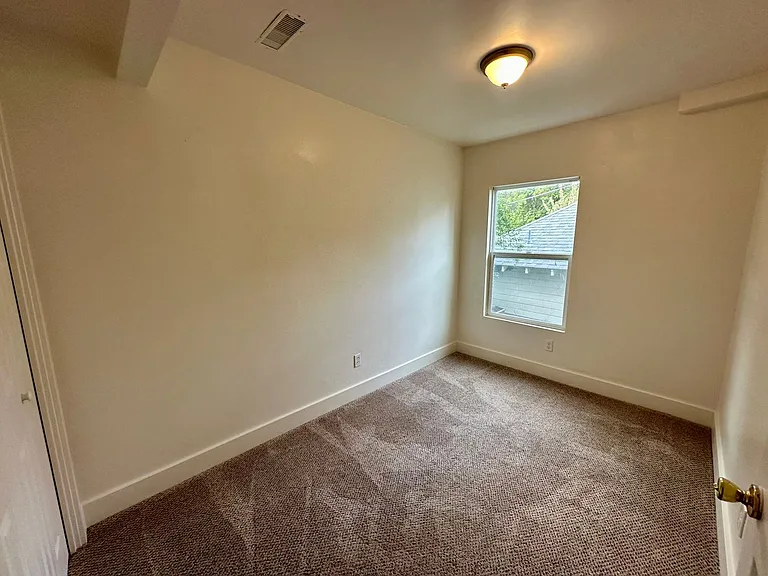 321 N School St — Photo 14
