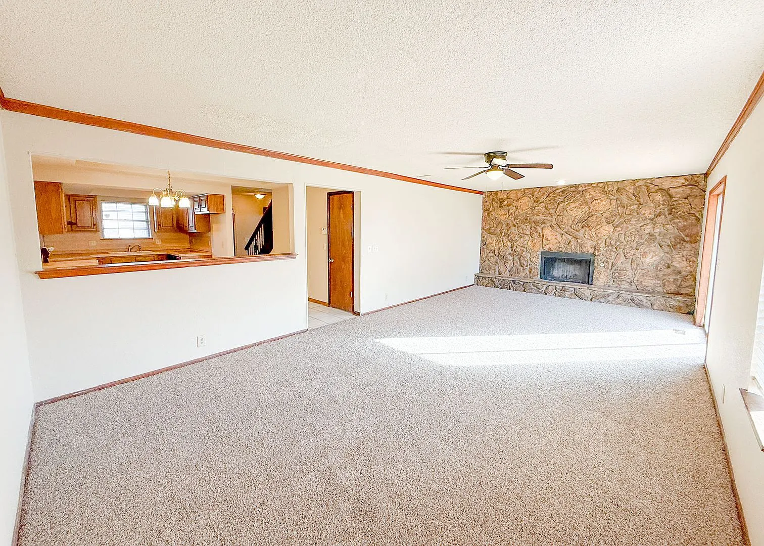Move In Special | 3-Bed Duplex Near Boulevard & Broadway — Photo 2