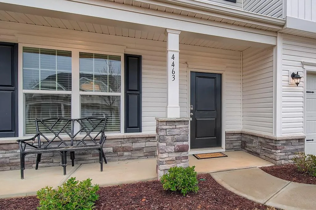 Covered front porch. - 4463 Dover Ct