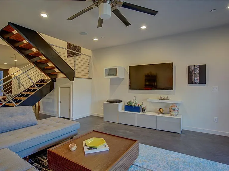 807 NW 9th St — Photo 7