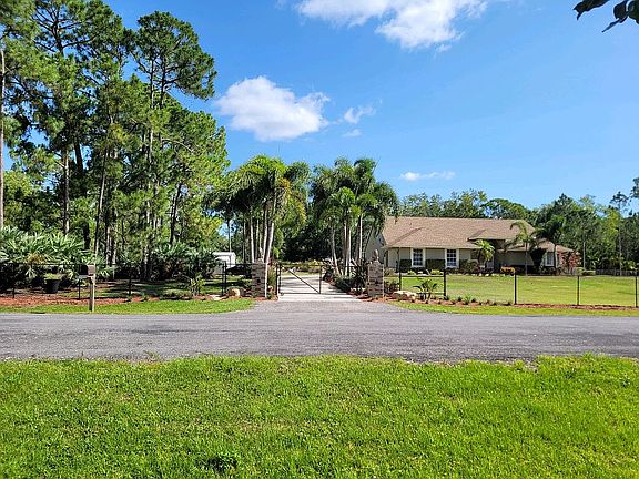 Front yard.Electric gate.