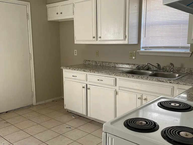1018 E Main St — Photo 5