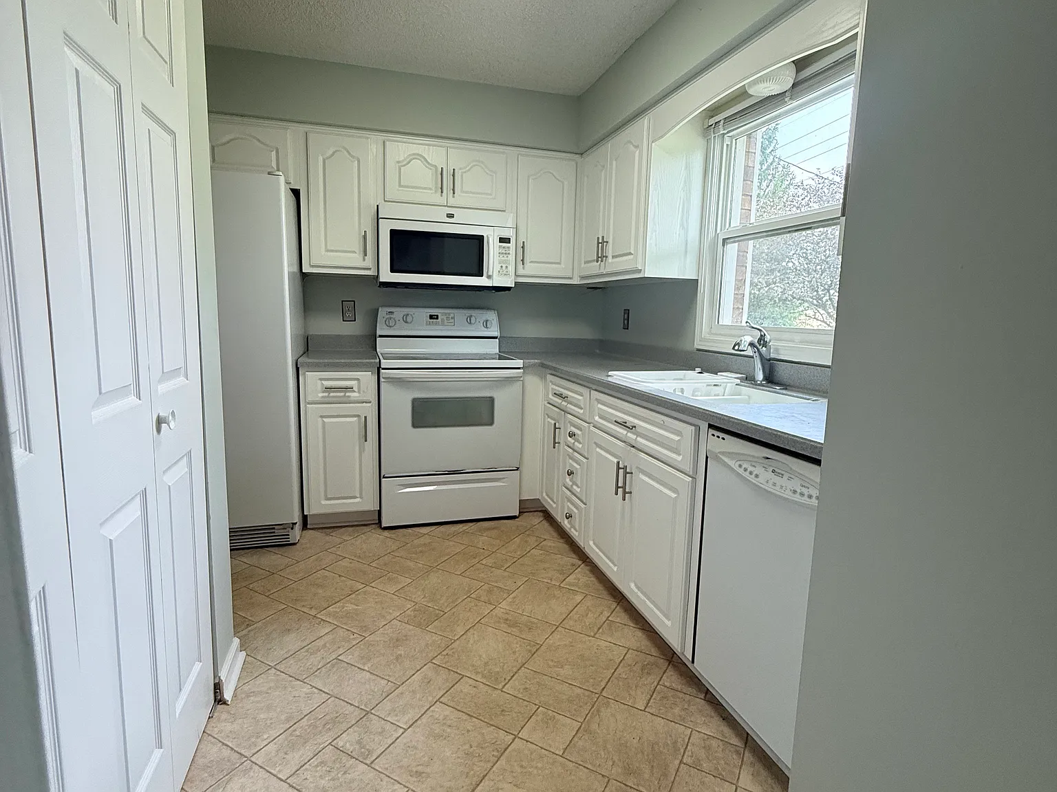 2 bed, 1.5 bath, 1268 sqft, $1,300 — Photo 2