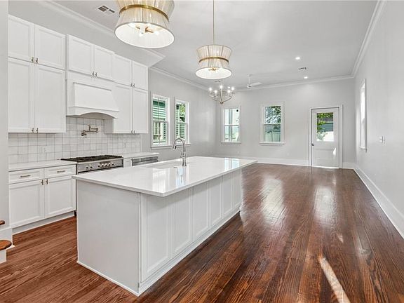 5th image of 627 Napoleon Ave