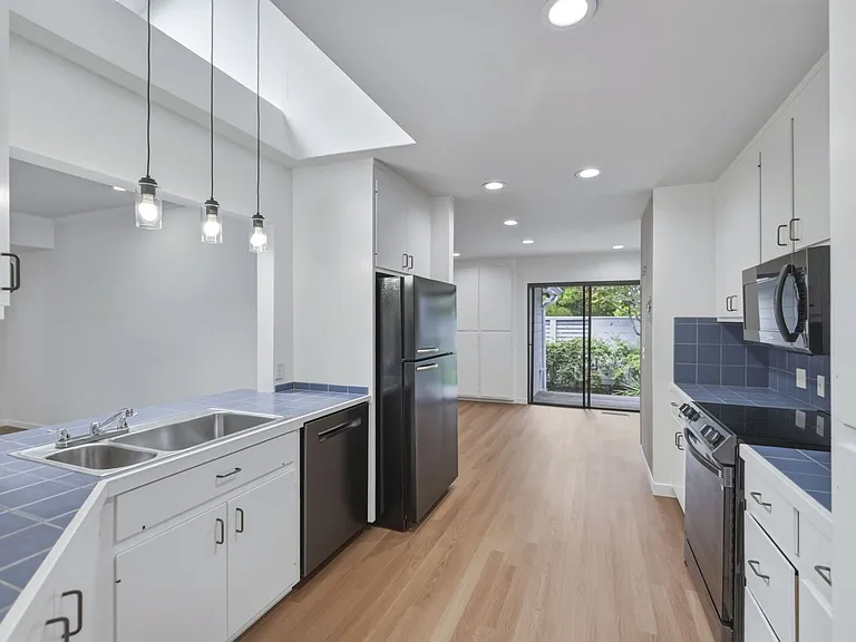 1537 Dana Ave — Photo 13