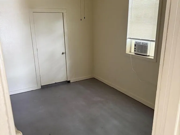 1039 Saint Charles St — Photo 3