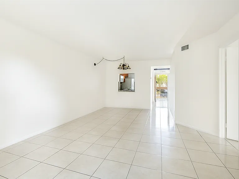 Island Club - 9000 NW 28th Dr Coral Springs, FL 33065 — Photo 5