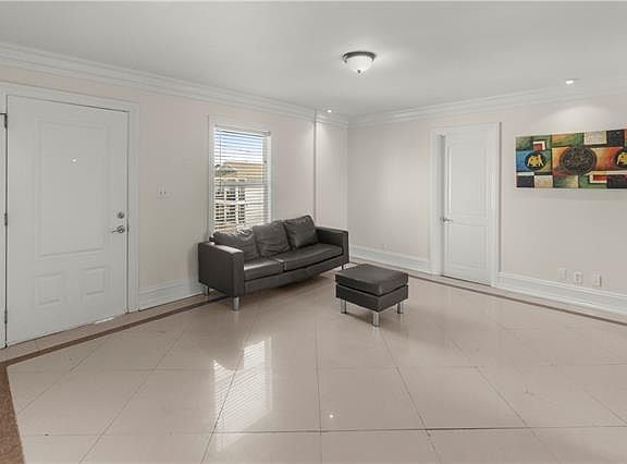 3rd image of 2601 Amelia St #302