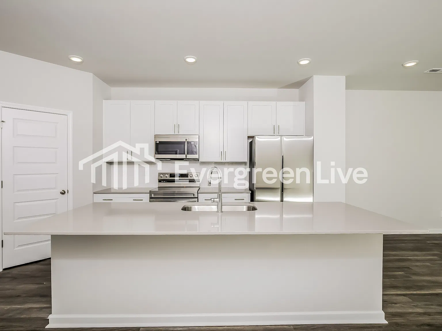 3 bed, 3.5 bath, 1824 sqft, $1,995 — Photo 3