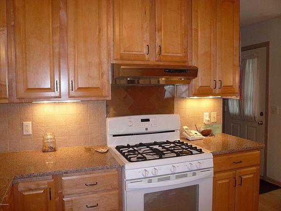 5th image of 3042 Kay Dr SE