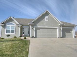 1907 Lake Dr, Smithville, MO 64089
