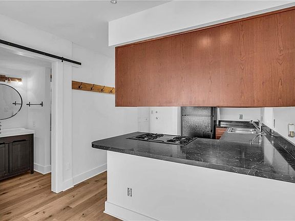 4th image of 600 E 8th St APT 9S