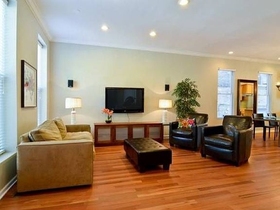 3rd image of 1216 N Wolcott Ave
