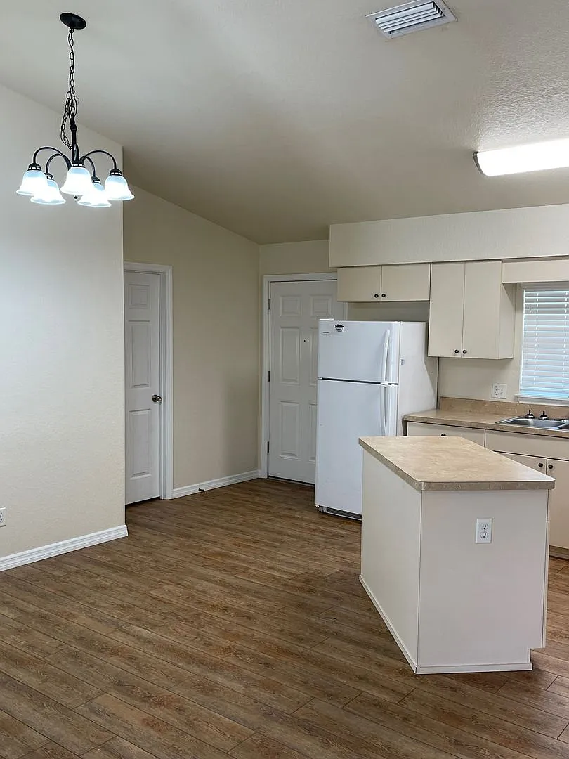 3 Bedroom/2 Bathroom Duplex — Photo 3