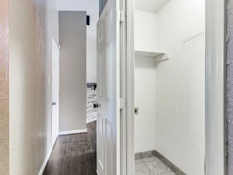 6900 Sandstone Ct — Photo 8