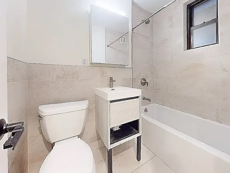 220 E 26th St #2R — Photo 3